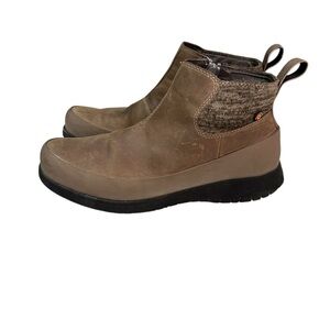 Bogs women’s Chelsea ankle boots size 9